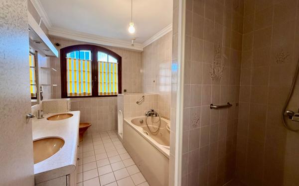 Maison à vendre    8 pièces •  Sète