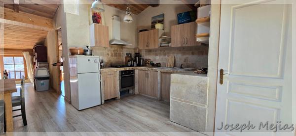 Chalencon (07240) Immeuble rénové en pierre – Village de caractère Chalencon (07240) - 2 appartements et local sur rue