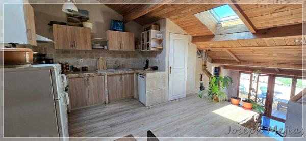 Chalencon (07240) Immeuble rénové en pierre – Village de caractère Chalencon (07240) - 2 appartements et local sur rue