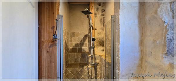 Chalencon (07240) Immeuble rénové en pierre – Village de caractère Chalencon (07240) - 2 appartements et local sur rue