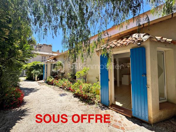 Maison de ville atypique en duplex 2 pièces + espace bureau, située au calme en hyper centre.

Cette charmante maison mitoyenne d’un côté séduira les amateurs de biens de caractère grâce à son atmosphère chaleureuse et ses volumes atypiques.

Au rez-de-chaussée, vous découvrirez un agréable séjour avec cuisine ouverte, sublimé par une belle hauteur sous plafond apportant luminosité et sensation d’espace.

À l’étage, un palier pouvant aisément accueillir un espace bureau dessert une grande chambre mansardée avec vélux ainsi qu’une salle d’eau avec WC.

Idéalement située dans le centre- ville tout en bénéficiant d’un environnement paisible, cette maison constitue un bien rare, parfait pour une résidence principale ou un pied-à-terre en bord de mer.

Les + : ouvertures PVC double-vitrage, climatisation réversible.