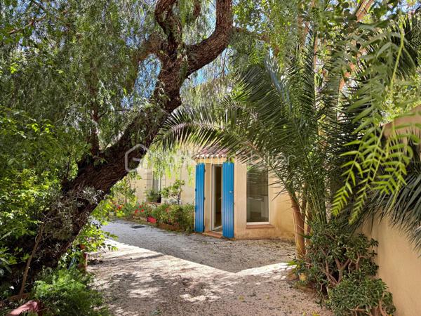 Maison de ville atypique en duplex 2 pièces + espace bureau, située au calme en hyper centre.

Cette charmante maison mitoyenne d’un côté séduira les amateurs de biens de caractère grâce à son atmosphère chaleureuse et ses volumes atypiques.

Au rez-de-chaussée, vous découvrirez un agréable séjour avec cuisine ouverte, sublimé par une belle hauteur sous plafond apportant luminosité et sensation d’espace.

À l’étage, un palier pouvant aisément accueillir un espace bureau dessert une grande chambre mansardée avec vélux ainsi qu’une salle d’eau avec WC.

Idéalement située dans le centre- ville tout en bénéficiant d’un environnement paisible, cette maison constitue un bien rare, parfait pour une résidence principale ou un pied-à-terre en bord de mer.

Les + : ouvertures PVC double-vitrage, climatisation réversible.