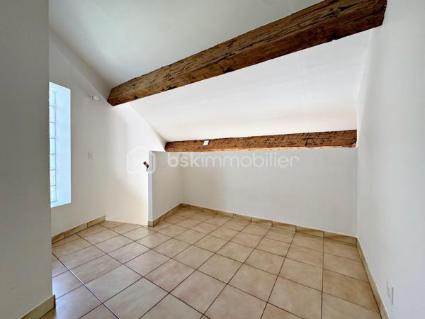 Maison de ville atypique en duplex 2 pièces + espace bureau, située au calme en hyper centre.

Cette charmante maison mitoyenne d’un côté séduira les amateurs de biens de caractère grâce à son atmosphère chaleureuse et ses volumes atypiques.

Au rez-de-chaussée, vous découvrirez un agréable séjour avec cuisine ouverte, sublimé par une belle hauteur sous plafond apportant luminosité et sensation d’espace.

À l’étage, un palier pouvant aisément accueillir un espace bureau dessert une grande chambre mansardée avec vélux ainsi qu’une salle d’eau avec WC.

Idéalement située dans le centre- ville tout en bénéficiant d’un environnement paisible, cette maison constitue un bien rare, parfait pour une résidence principale ou un pied-à-terre en bord de mer.

Les + : ouvertures PVC double-vitrage, climatisation réversible.