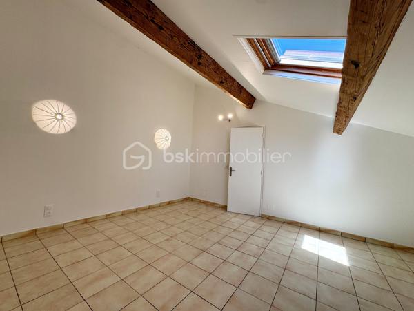 Maison de ville atypique en duplex 2 pièces + espace bureau, située au calme en hyper centre.

Cette charmante maison mitoyenne d’un côté séduira les amateurs de biens de caractère grâce à son atmosphère chaleureuse et ses volumes atypiques.

Au rez-de-chaussée, vous découvrirez un agréable séjour avec cuisine ouverte, sublimé par une belle hauteur sous plafond apportant luminosité et sensation d’espace.

À l’étage, un palier pouvant aisément accueillir un espace bureau dessert une grande chambre mansardée avec vélux ainsi qu’une salle d’eau avec WC.

Idéalement située dans le centre- ville tout en bénéficiant d’un environnement paisible, cette maison constitue un bien rare, parfait pour une résidence principale ou un pied-à-terre en bord de mer.

Les + : ouvertures PVC double-vitrage, climatisation réversible.