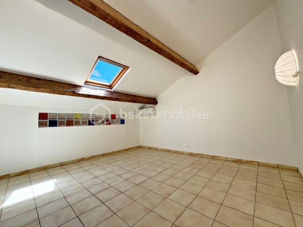 Maison de ville atypique en duplex 2 pièces + espace bureau, située au calme en hyper centre.

Cette charmante maison mitoyenne d’un côté séduira les amateurs de biens de caractère grâce à son atmosphère chaleureuse et ses volumes atypiques.

Au rez-de-chaussée, vous découvrirez un agréable séjour avec cuisine ouverte, sublimé par une belle hauteur sous plafond apportant luminosité et sensation d’espace.

À l’étage, un palier pouvant aisément accueillir un espace bureau dessert une grande chambre mansardée avec vélux ainsi qu’une salle d’eau avec WC.

Idéalement située dans le centre- ville tout en bénéficiant d’un environnement paisible, cette maison constitue un bien rare, parfait pour une résidence principale ou un pied-à-terre en bord de mer.

Les + : ouvertures PVC double-vitrage, climatisation réversible.