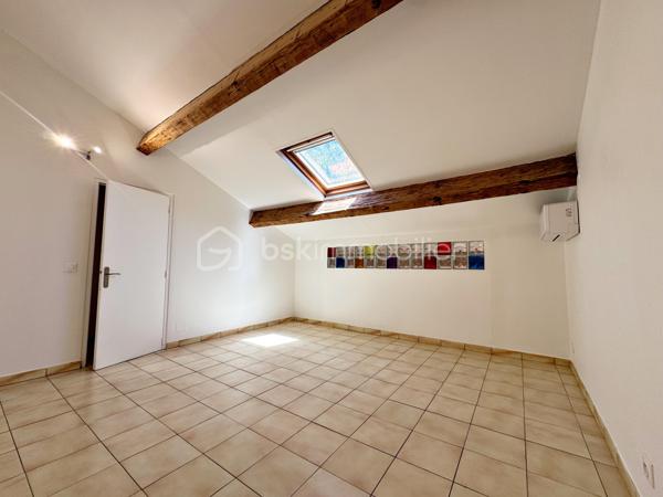 Maison de ville atypique en duplex 2 pièces + espace bureau, située au calme en hyper centre.

Cette charmante maison mitoyenne d’un côté séduira les amateurs de biens de caractère grâce à son atmosphère chaleureuse et ses volumes atypiques.

Au rez-de-chaussée, vous découvrirez un agréable séjour avec cuisine ouverte, sublimé par une belle hauteur sous plafond apportant luminosité et sensation d’espace.

À l’étage, un palier pouvant aisément accueillir un espace bureau dessert une grande chambre mansardée avec vélux ainsi qu’une salle d’eau avec WC.

Idéalement située dans le centre- ville tout en bénéficiant d’un environnement paisible, cette maison constitue un bien rare, parfait pour une résidence principale ou un pied-à-terre en bord de mer.

Les + : ouvertures PVC double-vitrage, climatisation réversible.
