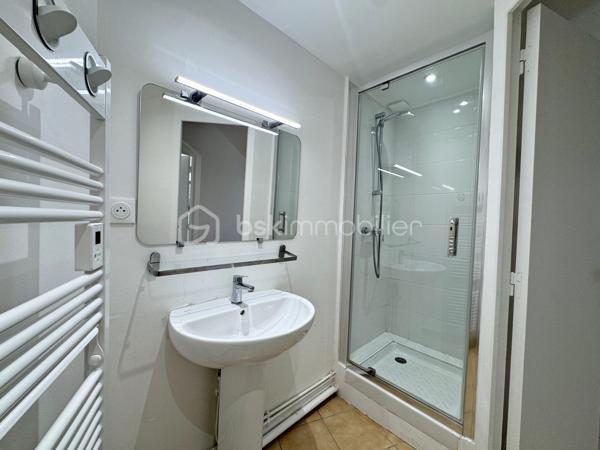 Maison de ville atypique en duplex 2 pièces + espace bureau, située au calme en hyper centre.

Cette charmante maison mitoyenne d’un côté séduira les amateurs de biens de caractère grâce à son atmosphère chaleureuse et ses volumes atypiques.

Au rez-de-chaussée, vous découvrirez un agréable séjour avec cuisine ouverte, sublimé par une belle hauteur sous plafond apportant luminosité et sensation d’espace.

À l’étage, un palier pouvant aisément accueillir un espace bureau dessert une grande chambre mansardée avec vélux ainsi qu’une salle d’eau avec WC.

Idéalement située dans le centre- ville tout en bénéficiant d’un environnement paisible, cette maison constitue un bien rare, parfait pour une résidence principale ou un pied-à-terre en bord de mer.

Les + : ouvertures PVC double-vitrage, climatisation réversible.