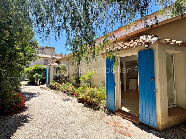 Maison de ville atypique en duplex 2 pièces + espace bureau, située au calme en hyper centre.

Cette charmante maison mitoyenne d’un côté séduira les amateurs de biens de caractère grâce à son atmosphère chaleureuse et ses volumes atypiques.

Au rez-de-chaussée, vous découvrirez un agréable séjour avec cuisine ouverte, sublimé par une belle hauteur sous plafond apportant luminosité et sensation d’espace.

À l’étage, un palier pouvant aisément accueillir un espace bureau dessert une grande chambre mansardée avec vélux ainsi qu’une salle d’eau avec WC.

Idéalement située dans le centre- ville tout en bénéficiant d’un environnement paisible, cette maison constitue un bien rare, parfait pour une résidence principale ou un pied-à-terre en bord de mer.

Les + : ouvertures PVC double-vitrage, climatisation réversible.