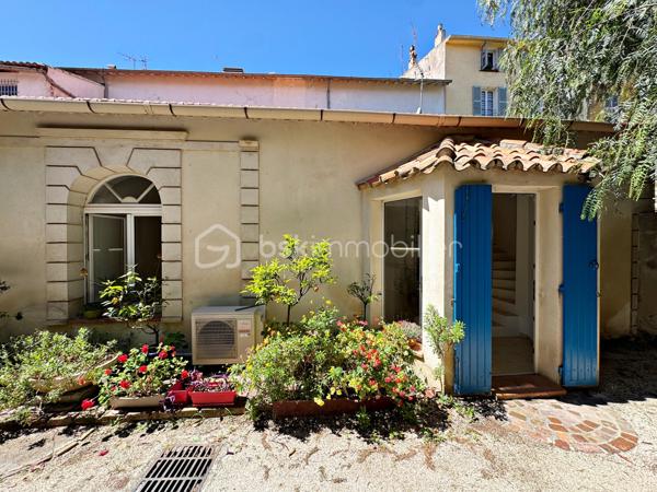 Maison de ville atypique en duplex 2 pièces + espace bureau, située au calme en hyper centre.

Cette charmante maison mitoyenne d’un côté séduira les amateurs de biens de caractère grâce à son atmosphère chaleureuse et ses volumes atypiques.

Au rez-de-chaussée, vous découvrirez un agréable séjour avec cuisine ouverte, sublimé par une belle hauteur sous plafond apportant luminosité et sensation d’espace.

À l’étage, un palier pouvant aisément accueillir un espace bureau dessert une grande chambre mansardée avec vélux ainsi qu’une salle d’eau avec WC.

Idéalement située dans le centre- ville tout en bénéficiant d’un environnement paisible, cette maison constitue un bien rare, parfait pour une résidence principale ou un pied-à-terre en bord de mer.

Les + : ouvertures PVC double-vitrage, climatisation réversible.