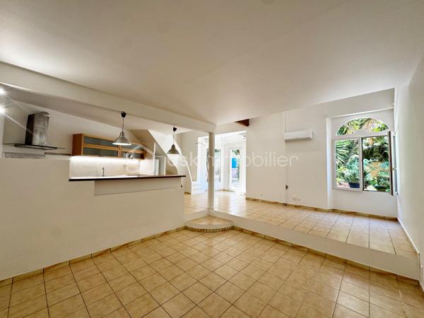 Maison de ville atypique en duplex 2 pièces + espace bureau, située au calme en hyper centre.

Cette charmante maison mitoyenne d’un côté séduira les amateurs de biens de caractère grâce à son atmosphère chaleureuse et ses volumes atypiques.

Au rez-de-chaussée, vous découvrirez un agréable séjour avec cuisine ouverte, sublimé par une belle hauteur sous plafond apportant luminosité et sensation d’espace.

À l’étage, un palier pouvant aisément accueillir un espace bureau dessert une grande chambre mansardée avec vélux ainsi qu’une salle d’eau avec WC.

Idéalement située dans le centre- ville tout en bénéficiant d’un environnement paisible, cette maison constitue un bien rare, parfait pour une résidence principale ou un pied-à-terre en bord de mer.

Les + : ouvertures PVC double-vitrage, climatisation réversible.