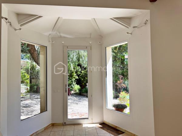 Maison de ville atypique en duplex 2 pièces + espace bureau, située au calme en hyper centre.

Cette charmante maison mitoyenne d’un côté séduira les amateurs de biens de caractère grâce à son atmosphère chaleureuse et ses volumes atypiques.

Au rez-de-chaussée, vous découvrirez un agréable séjour avec cuisine ouverte, sublimé par une belle hauteur sous plafond apportant luminosité et sensation d’espace.

À l’étage, un palier pouvant aisément accueillir un espace bureau dessert une grande chambre mansardée avec vélux ainsi qu’une salle d’eau avec WC.

Idéalement située dans le centre- ville tout en bénéficiant d’un environnement paisible, cette maison constitue un bien rare, parfait pour une résidence principale ou un pied-à-terre en bord de mer.

Les + : ouvertures PVC double-vitrage, climatisation réversible.