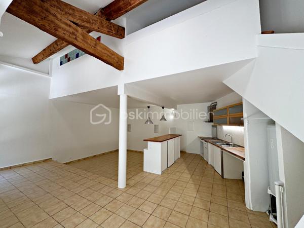 Maison de ville atypique en duplex 2 pièces + espace bureau, située au calme en hyper centre.

Cette charmante maison mitoyenne d’un côté séduira les amateurs de biens de caractère grâce à son atmosphère chaleureuse et ses volumes atypiques.

Au rez-de-chaussée, vous découvrirez un agréable séjour avec cuisine ouverte, sublimé par une belle hauteur sous plafond apportant luminosité et sensation d’espace.

À l’étage, un palier pouvant aisément accueillir un espace bureau dessert une grande chambre mansardée avec vélux ainsi qu’une salle d’eau avec WC.

Idéalement située dans le centre- ville tout en bénéficiant d’un environnement paisible, cette maison constitue un bien rare, parfait pour une résidence principale ou un pied-à-terre en bord de mer.

Les + : ouvertures PVC double-vitrage, climatisation réversible.