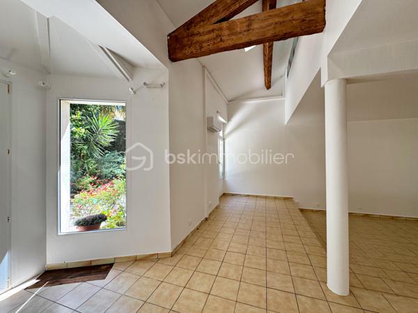 Maison de ville atypique en duplex 2 pièces + espace bureau, située au calme en hyper centre.

Cette charmante maison mitoyenne d’un côté séduira les amateurs de biens de caractère grâce à son atmosphère chaleureuse et ses volumes atypiques.

Au rez-de-chaussée, vous découvrirez un agréable séjour avec cuisine ouverte, sublimé par une belle hauteur sous plafond apportant luminosité et sensation d’espace.

À l’étage, un palier pouvant aisément accueillir un espace bureau dessert une grande chambre mansardée avec vélux ainsi qu’une salle d’eau avec WC.

Idéalement située dans le centre- ville tout en bénéficiant d’un environnement paisible, cette maison constitue un bien rare, parfait pour une résidence principale ou un pied-à-terre en bord de mer.

Les + : ouvertures PVC double-vitrage, climatisation réversible.