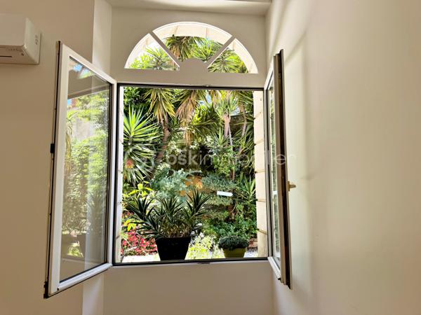 Maison de ville atypique en duplex 2 pièces + espace bureau, située au calme en hyper centre.

Cette charmante maison mitoyenne d’un côté séduira les amateurs de biens de caractère grâce à son atmosphère chaleureuse et ses volumes atypiques.

Au rez-de-chaussée, vous découvrirez un agréable séjour avec cuisine ouverte, sublimé par une belle hauteur sous plafond apportant luminosité et sensation d’espace.

À l’étage, un palier pouvant aisément accueillir un espace bureau dessert une grande chambre mansardée avec vélux ainsi qu’une salle d’eau avec WC.

Idéalement située dans le centre- ville tout en bénéficiant d’un environnement paisible, cette maison constitue un bien rare, parfait pour une résidence principale ou un pied-à-terre en bord de mer.

Les + : ouvertures PVC double-vitrage, climatisation réversible.