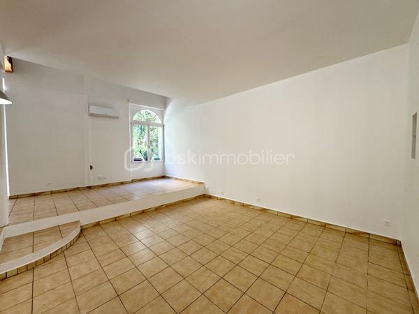 Maison de ville atypique en duplex 2 pièces + espace bureau, située au calme en hyper centre.

Cette charmante maison mitoyenne d’un côté séduira les amateurs de biens de caractère grâce à son atmosphère chaleureuse et ses volumes atypiques.

Au rez-de-chaussée, vous découvrirez un agréable séjour avec cuisine ouverte, sublimé par une belle hauteur sous plafond apportant luminosité et sensation d’espace.

À l’étage, un palier pouvant aisément accueillir un espace bureau dessert une grande chambre mansardée avec vélux ainsi qu’une salle d’eau avec WC.

Idéalement située dans le centre- ville tout en bénéficiant d’un environnement paisible, cette maison constitue un bien rare, parfait pour une résidence principale ou un pied-à-terre en bord de mer.

Les + : ouvertures PVC double-vitrage, climatisation réversible.