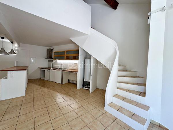 Maison de ville atypique en duplex 2 pièces + espace bureau, située au calme en hyper centre.

Cette charmante maison mitoyenne d’un côté séduira les amateurs de biens de caractère grâce à son atmosphère chaleureuse et ses volumes atypiques.

Au rez-de-chaussée, vous découvrirez un agréable séjour avec cuisine ouverte, sublimé par une belle hauteur sous plafond apportant luminosité et sensation d’espace.

À l’étage, un palier pouvant aisément accueillir un espace bureau dessert une grande chambre mansardée avec vélux ainsi qu’une salle d’eau avec WC.

Idéalement située dans le centre- ville tout en bénéficiant d’un environnement paisible, cette maison constitue un bien rare, parfait pour une résidence principale ou un pied-à-terre en bord de mer.

Les + : ouvertures PVC double-vitrage, climatisation réversible.