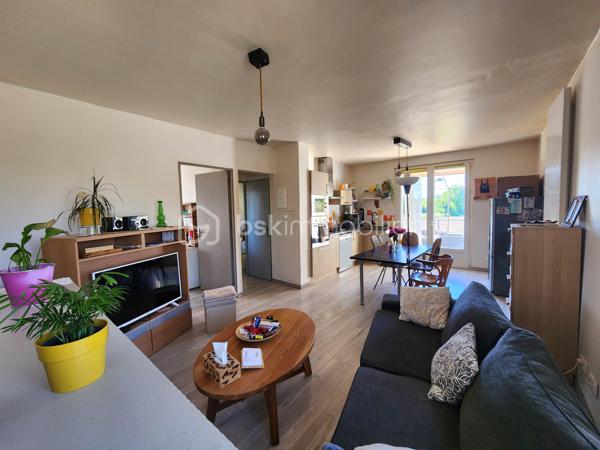 Sur la commune de Mérindol, en campagne et dans un environnement agréable, découvrez cette maison d’environ 110 m² actuellement divisée en deux appartements totalement indépendants, offrant de nombreuses possibilités.

L’ensemble est situé au premier étage et bénéficie de deux terrasses permettant son accès.

Un espace de type 2 et d'environ 51 m2, comprend une pièce de vie climatisée avec cuisine équipée et aménagée. la chambre d'environ 20 m2, peut facilement être modulée afin de créer une pièce supplémentaire (chambre, bureau, dressing......). Une salle d'eau ainsi qu'un wc  indépendant le complète.

Le second espace, de type 3 et rénové, propose une agréable pièce de vie avec vue dégagée sur les champs ainsi qu'une cuisine moderne et fonctionnelle. La première chambre, exposée plein sud et d'une superficie de plus de 11 m2 dispose d'un point d'eau. La deuxième chambre de plus de 12 m2 donne accès à la salle d'eau.

Le rez-de-chaussée offre de nombreux espaces annexes comprenant un garage, plusieurs zones de stockage ainsi qu’une buanderie. Une cuisine d’été ouverte sur une terrasse permet de profiter pleinement des extérieurs et de la vue dégagée.

Ces espaces de vie peuvent facilement être réunis afin de ne former qu'une seule et grande habitation.

Implantée sur une terrain d'environ 1500 m2 agrémenté d'une vingtaine d'oliviers, cette propriété dispose également de nombreux atouts : assainissement autonome conforme, toiture isolée, forage, garage et plusieurs places de stationnement.

Un bien aux multiples possibilités, idéal pour les amoureux de calme et de nature.