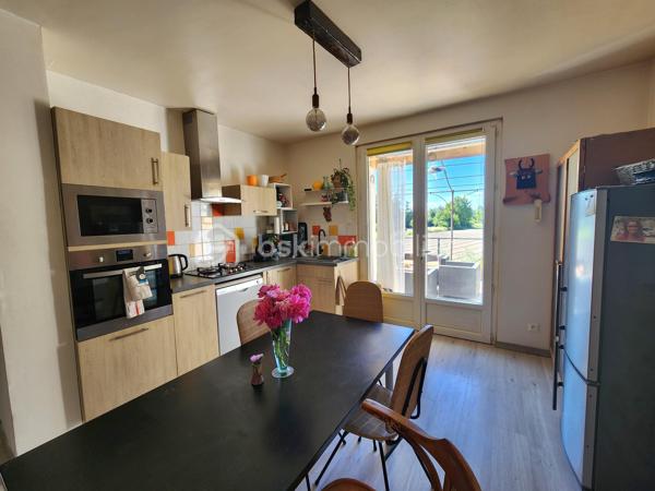 Sur la commune de Mérindol, en campagne et dans un environnement agréable, découvrez cette maison d’environ 110 m² actuellement divisée en deux appartements totalement indépendants, offrant de nombreuses possibilités.

L’ensemble est situé au premier étage et bénéficie de deux terrasses permettant son accès.

Un espace de type 2 et d'environ 51 m2, comprend une pièce de vie climatisée avec cuisine équipée et aménagée. la chambre d'environ 20 m2, peut facilement être modulée afin de créer une pièce supplémentaire (chambre, bureau, dressing......). Une salle d'eau ainsi qu'un wc  indépendant le complète.

Le second espace, de type 3 et rénové, propose une agréable pièce de vie avec vue dégagée sur les champs ainsi qu'une cuisine moderne et fonctionnelle. La première chambre, exposée plein sud et d'une superficie de plus de 11 m2 dispose d'un point d'eau. La deuxième chambre de plus de 12 m2 donne accès à la salle d'eau.

Le rez-de-chaussée offre de nombreux espaces annexes comprenant un garage, plusieurs zones de stockage ainsi qu’une buanderie. Une cuisine d’été ouverte sur une terrasse permet de profiter pleinement des extérieurs et de la vue dégagée.

Ces espaces de vie peuvent facilement être réunis afin de ne former qu'une seule et grande habitation.

Implantée sur une terrain d'environ 1500 m2 agrémenté d'une vingtaine d'oliviers, cette propriété dispose également de nombreux atouts : assainissement autonome conforme, toiture isolée, forage, garage et plusieurs places de stationnement.

Un bien aux multiples possibilités, idéal pour les amoureux de calme et de nature.