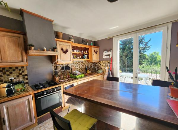 Sur la commune de Mérindol, en campagne et dans un environnement agréable, découvrez cette maison d’environ 110 m² actuellement divisée en deux appartements totalement indépendants, offrant de nombreuses possibilités.

L’ensemble est situé au premier étage et bénéficie de deux terrasses permettant son accès.

Un espace de type 2 et d'environ 51 m2, comprend une pièce de vie climatisée avec cuisine équipée et aménagée. la chambre d'environ 20 m2, peut facilement être modulée afin de créer une pièce supplémentaire (chambre, bureau, dressing......). Une salle d'eau ainsi qu'un wc  indépendant le complète.

Le second espace, de type 3 et rénové, propose une agréable pièce de vie avec vue dégagée sur les champs ainsi qu'une cuisine moderne et fonctionnelle. La première chambre, exposée plein sud et d'une superficie de plus de 11 m2 dispose d'un point d'eau. La deuxième chambre de plus de 12 m2 donne accès à la salle d'eau.

Le rez-de-chaussée offre de nombreux espaces annexes comprenant un garage, plusieurs zones de stockage ainsi qu’une buanderie. Une cuisine d’été ouverte sur une terrasse permet de profiter pleinement des extérieurs et de la vue dégagée.

Ces espaces de vie peuvent facilement être réunis afin de ne former qu'une seule et grande habitation.

Implantée sur une terrain d'environ 1500 m2 agrémenté d'une vingtaine d'oliviers, cette propriété dispose également de nombreux atouts : assainissement autonome conforme, toiture isolée, forage, garage et plusieurs places de stationnement.

Un bien aux multiples possibilités, idéal pour les amoureux de calme et de nature.