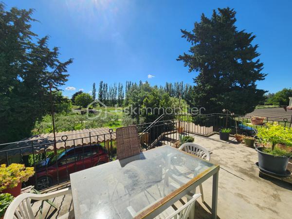 Sur la commune de Mérindol, en campagne et dans un environnement agréable, découvrez cette maison d’environ 110 m² actuellement divisée en deux appartements totalement indépendants, offrant de nombreuses possibilités.

L’ensemble est situé au premier étage et bénéficie de deux terrasses permettant son accès.

Un espace de type 2 et d'environ 51 m2, comprend une pièce de vie climatisée avec cuisine équipée et aménagée. la chambre d'environ 20 m2, peut facilement être modulée afin de créer une pièce supplémentaire (chambre, bureau, dressing......). Une salle d'eau ainsi qu'un wc  indépendant le complète.

Le second espace, de type 3 et rénové, propose une agréable pièce de vie avec vue dégagée sur les champs ainsi qu'une cuisine moderne et fonctionnelle. La première chambre, exposée plein sud et d'une superficie de plus de 11 m2 dispose d'un point d'eau. La deuxième chambre de plus de 12 m2 donne accès à la salle d'eau.

Le rez-de-chaussée offre de nombreux espaces annexes comprenant un garage, plusieurs zones de stockage ainsi qu’une buanderie. Une cuisine d’été ouverte sur une terrasse permet de profiter pleinement des extérieurs et de la vue dégagée.

Ces espaces de vie peuvent facilement être réunis afin de ne former qu'une seule et grande habitation.

Implantée sur une terrain d'environ 1500 m2 agrémenté d'une vingtaine d'oliviers, cette propriété dispose également de nombreux atouts : assainissement autonome conforme, toiture isolée, forage, garage et plusieurs places de stationnement.

Un bien aux multiples possibilités, idéal pour les amoureux de calme et de nature.