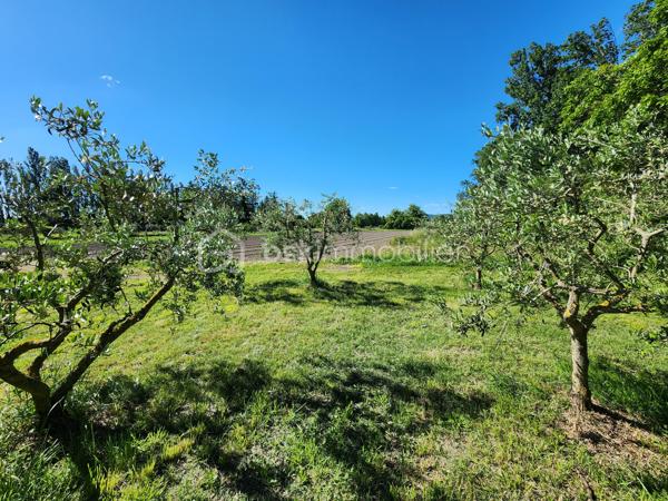 Sur la commune de Mérindol, en campagne et dans un environnement agréable, découvrez cette maison d’environ 110 m² actuellement divisée en deux appartements totalement indépendants, offrant de nombreuses possibilités.

L’ensemble est situé au premier étage et bénéficie de deux terrasses permettant son accès.

Un espace de type 2 et d'environ 51 m2, comprend une pièce de vie climatisée avec cuisine équipée et aménagée. la chambre d'environ 20 m2, peut facilement être modulée afin de créer une pièce supplémentaire (chambre, bureau, dressing......). Une salle d'eau ainsi qu'un wc  indépendant le complète.

Le second espace, de type 3 et rénové, propose une agréable pièce de vie avec vue dégagée sur les champs ainsi qu'une cuisine moderne et fonctionnelle. La première chambre, exposée plein sud et d'une superficie de plus de 11 m2 dispose d'un point d'eau. La deuxième chambre de plus de 12 m2 donne accès à la salle d'eau.

Le rez-de-chaussée offre de nombreux espaces annexes comprenant un garage, plusieurs zones de stockage ainsi qu’une buanderie. Une cuisine d’été ouverte sur une terrasse permet de profiter pleinement des extérieurs et de la vue dégagée.

Ces espaces de vie peuvent facilement être réunis afin de ne former qu'une seule et grande habitation.

Implantée sur une terrain d'environ 1500 m2 agrémenté d'une vingtaine d'oliviers, cette propriété dispose également de nombreux atouts : assainissement autonome conforme, toiture isolée, forage, garage et plusieurs places de stationnement.

Un bien aux multiples possibilités, idéal pour les amoureux de calme et de nature.