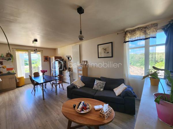 Sur la commune de Mérindol, en campagne et dans un environnement agréable, découvrez cette maison d’environ 110 m² actuellement divisée en deux appartements totalement indépendants, offrant de nombreuses possibilités.

L’ensemble est situé au premier étage et bénéficie de deux terrasses permettant son accès.

Un espace de type 2 et d'environ 51 m2, comprend une pièce de vie climatisée avec cuisine équipée et aménagée. la chambre d'environ 20 m2, peut facilement être modulée afin de créer une pièce supplémentaire (chambre, bureau, dressing......). Une salle d'eau ainsi qu'un wc  indépendant le complète.

Le second espace, de type 3 et rénové, propose une agréable pièce de vie avec vue dégagée sur les champs ainsi qu'une cuisine moderne et fonctionnelle. La première chambre, exposée plein sud et d'une superficie de plus de 11 m2 dispose d'un point d'eau. La deuxième chambre de plus de 12 m2 donne accès à la salle d'eau.

Le rez-de-chaussée offre de nombreux espaces annexes comprenant un garage, plusieurs zones de stockage ainsi qu’une buanderie. Une cuisine d’été ouverte sur une terrasse permet de profiter pleinement des extérieurs et de la vue dégagée.

Ces espaces de vie peuvent facilement être réunis afin de ne former qu'une seule et grande habitation.

Implantée sur une terrain d'environ 1500 m2 agrémenté d'une vingtaine d'oliviers, cette propriété dispose également de nombreux atouts : assainissement autonome conforme, toiture isolée, forage, garage et plusieurs places de stationnement.

Un bien aux multiples possibilités, idéal pour les amoureux de calme et de nature.