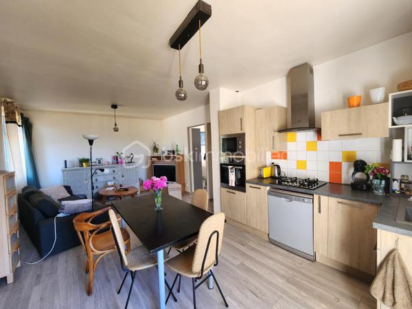 Sur la commune de Mérindol, en campagne et dans un environnement agréable, découvrez cette maison d’environ 110 m² actuellement divisée en deux appartements totalement indépendants, offrant de nombreuses possibilités.

L’ensemble est situé au premier étage et bénéficie de deux terrasses permettant son accès.

Un espace de type 2 et d'environ 51 m2, comprend une pièce de vie climatisée avec cuisine équipée et aménagée. la chambre d'environ 20 m2, peut facilement être modulée afin de créer une pièce supplémentaire (chambre, bureau, dressing......). Une salle d'eau ainsi qu'un wc  indépendant le complète.

Le second espace, de type 3 et rénové, propose une agréable pièce de vie avec vue dégagée sur les champs ainsi qu'une cuisine moderne et fonctionnelle. La première chambre, exposée plein sud et d'une superficie de plus de 11 m2 dispose d'un point d'eau. La deuxième chambre de plus de 12 m2 donne accès à la salle d'eau.

Le rez-de-chaussée offre de nombreux espaces annexes comprenant un garage, plusieurs zones de stockage ainsi qu’une buanderie. Une cuisine d’été ouverte sur une terrasse permet de profiter pleinement des extérieurs et de la vue dégagée.

Ces espaces de vie peuvent facilement être réunis afin de ne former qu'une seule et grande habitation.

Implantée sur une terrain d'environ 1500 m2 agrémenté d'une vingtaine d'oliviers, cette propriété dispose également de nombreux atouts : assainissement autonome conforme, toiture isolée, forage, garage et plusieurs places de stationnement.

Un bien aux multiples possibilités, idéal pour les amoureux de calme et de nature.