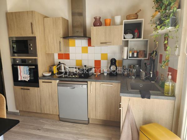 Sur la commune de Mérindol, en campagne et dans un environnement agréable, découvrez cette maison d’environ 110 m² actuellement divisée en deux appartements totalement indépendants, offrant de nombreuses possibilités.

L’ensemble est situé au premier étage et bénéficie de deux terrasses permettant son accès.

Un espace de type 2 et d'environ 51 m2, comprend une pièce de vie climatisée avec cuisine équipée et aménagée. la chambre d'environ 20 m2, peut facilement être modulée afin de créer une pièce supplémentaire (chambre, bureau, dressing......). Une salle d'eau ainsi qu'un wc  indépendant le complète.

Le second espace, de type 3 et rénové, propose une agréable pièce de vie avec vue dégagée sur les champs ainsi qu'une cuisine moderne et fonctionnelle. La première chambre, exposée plein sud et d'une superficie de plus de 11 m2 dispose d'un point d'eau. La deuxième chambre de plus de 12 m2 donne accès à la salle d'eau.

Le rez-de-chaussée offre de nombreux espaces annexes comprenant un garage, plusieurs zones de stockage ainsi qu’une buanderie. Une cuisine d’été ouverte sur une terrasse permet de profiter pleinement des extérieurs et de la vue dégagée.

Ces espaces de vie peuvent facilement être réunis afin de ne former qu'une seule et grande habitation.

Implantée sur une terrain d'environ 1500 m2 agrémenté d'une vingtaine d'oliviers, cette propriété dispose également de nombreux atouts : assainissement autonome conforme, toiture isolée, forage, garage et plusieurs places de stationnement.

Un bien aux multiples possibilités, idéal pour les amoureux de calme et de nature.
