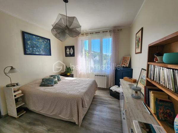 Sur la commune de Mérindol, en campagne et dans un environnement agréable, découvrez cette maison d’environ 110 m² actuellement divisée en deux appartements totalement indépendants, offrant de nombreuses possibilités.

L’ensemble est situé au premier étage et bénéficie de deux terrasses permettant son accès.

Un espace de type 2 et d'environ 51 m2, comprend une pièce de vie climatisée avec cuisine équipée et aménagée. la chambre d'environ 20 m2, peut facilement être modulée afin de créer une pièce supplémentaire (chambre, bureau, dressing......). Une salle d'eau ainsi qu'un wc  indépendant le complète.

Le second espace, de type 3 et rénové, propose une agréable pièce de vie avec vue dégagée sur les champs ainsi qu'une cuisine moderne et fonctionnelle. La première chambre, exposée plein sud et d'une superficie de plus de 11 m2 dispose d'un point d'eau. La deuxième chambre de plus de 12 m2 donne accès à la salle d'eau.

Le rez-de-chaussée offre de nombreux espaces annexes comprenant un garage, plusieurs zones de stockage ainsi qu’une buanderie. Une cuisine d’été ouverte sur une terrasse permet de profiter pleinement des extérieurs et de la vue dégagée.

Ces espaces de vie peuvent facilement être réunis afin de ne former qu'une seule et grande habitation.

Implantée sur une terrain d'environ 1500 m2 agrémenté d'une vingtaine d'oliviers, cette propriété dispose également de nombreux atouts : assainissement autonome conforme, toiture isolée, forage, garage et plusieurs places de stationnement.

Un bien aux multiples possibilités, idéal pour les amoureux de calme et de nature.