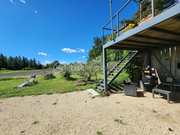 Sur la commune de Mérindol, en campagne et dans un environnement agréable, découvrez cette maison d’environ 110 m² actuellement divisée en deux appartements totalement indépendants, offrant de nombreuses possibilités.

L’ensemble est situé au premier étage et bénéficie de deux terrasses permettant son accès.

Un espace de type 2 et d'environ 51 m2, comprend une pièce de vie climatisée avec cuisine équipée et aménagée. la chambre d'environ 20 m2, peut facilement être modulée afin de créer une pièce supplémentaire (chambre, bureau, dressing......). Une salle d'eau ainsi qu'un wc  indépendant le complète.

Le second espace, de type 3 et rénové, propose une agréable pièce de vie avec vue dégagée sur les champs ainsi qu'une cuisine moderne et fonctionnelle. La première chambre, exposée plein sud et d'une superficie de plus de 11 m2 dispose d'un point d'eau. La deuxième chambre de plus de 12 m2 donne accès à la salle d'eau.

Le rez-de-chaussée offre de nombreux espaces annexes comprenant un garage, plusieurs zones de stockage ainsi qu’une buanderie. Une cuisine d’été ouverte sur une terrasse permet de profiter pleinement des extérieurs et de la vue dégagée.

Ces espaces de vie peuvent facilement être réunis afin de ne former qu'une seule et grande habitation.

Implantée sur une terrain d'environ 1500 m2 agrémenté d'une vingtaine d'oliviers, cette propriété dispose également de nombreux atouts : assainissement autonome conforme, toiture isolée, forage, garage et plusieurs places de stationnement.

Un bien aux multiples possibilités, idéal pour les amoureux de calme et de nature.