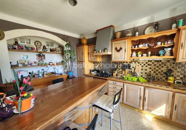 Sur la commune de Mérindol, en campagne et dans un environnement agréable, découvrez cette maison d’environ 110 m² actuellement divisée en deux appartements totalement indépendants, offrant de nombreuses possibilités.

L’ensemble est situé au premier étage et bénéficie de deux terrasses permettant son accès.

Un espace de type 2 et d'environ 51 m2, comprend une pièce de vie climatisée avec cuisine équipée et aménagée. la chambre d'environ 20 m2, peut facilement être modulée afin de créer une pièce supplémentaire (chambre, bureau, dressing......). Une salle d'eau ainsi qu'un wc  indépendant le complète.

Le second espace, de type 3 et rénové, propose une agréable pièce de vie avec vue dégagée sur les champs ainsi qu'une cuisine moderne et fonctionnelle. La première chambre, exposée plein sud et d'une superficie de plus de 11 m2 dispose d'un point d'eau. La deuxième chambre de plus de 12 m2 donne accès à la salle d'eau.

Le rez-de-chaussée offre de nombreux espaces annexes comprenant un garage, plusieurs zones de stockage ainsi qu’une buanderie. Une cuisine d’été ouverte sur une terrasse permet de profiter pleinement des extérieurs et de la vue dégagée.

Ces espaces de vie peuvent facilement être réunis afin de ne former qu'une seule et grande habitation.

Implantée sur une terrain d'environ 1500 m2 agrémenté d'une vingtaine d'oliviers, cette propriété dispose également de nombreux atouts : assainissement autonome conforme, toiture isolée, forage, garage et plusieurs places de stationnement.

Un bien aux multiples possibilités, idéal pour les amoureux de calme et de nature.