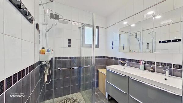 Séjour lumineux, 4 chambres, piscine et jardin arboré : une maison prête à accueillir votre famille