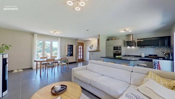 Séjour lumineux, 4 chambres, piscine et jardin arboré : une maison prête à accueillir votre famille