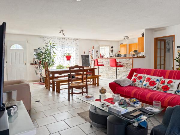 Saint-Privat (07200) Grande Maison Plain-pied avec petit Jardin Arboré…