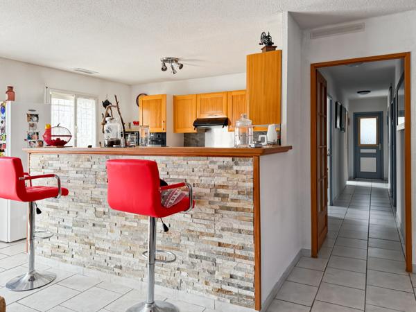 Saint-Privat (07200) Grande Maison Plain-pied avec petit Jardin Arboré…