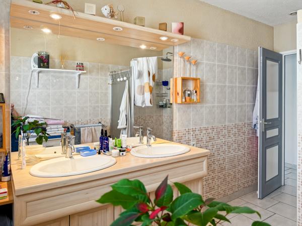 Saint-Privat (07200) Grande Maison Plain-pied avec petit Jardin Arboré…