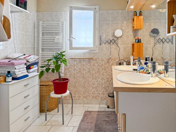 Saint-Privat (07200) Grande Maison Plain-pied avec petit Jardin Arboré…