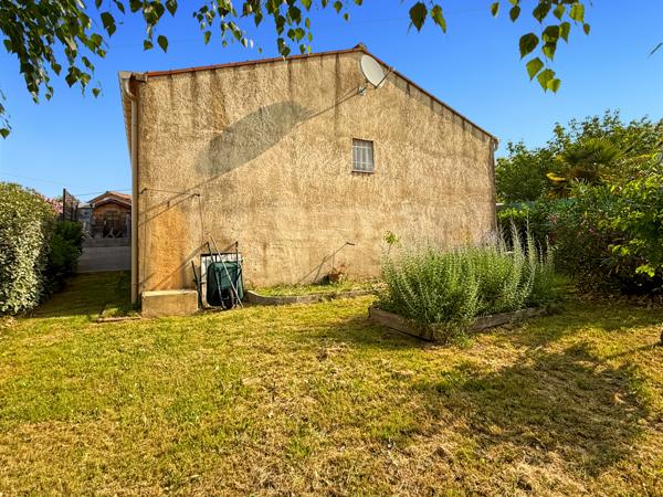 Saint-Privat (07200) Grande Maison Plain-pied avec petit Jardin Arboré…