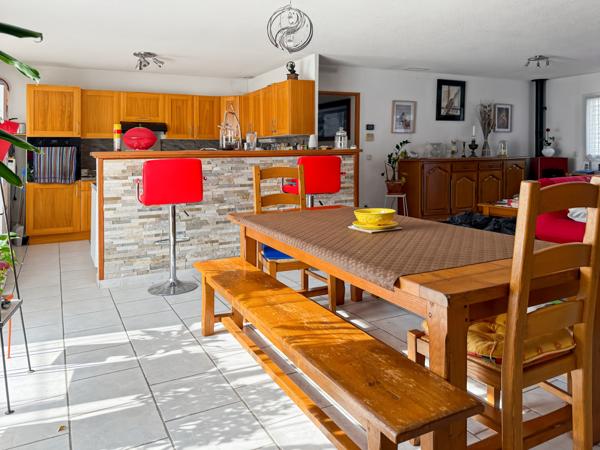 Saint-Privat (07200) Grande Maison Plain-pied avec petit Jardin Arboré…