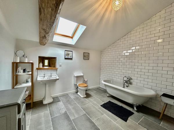 Victorian house with three bedrooms, energy-efficient, with outbuildings to renovate