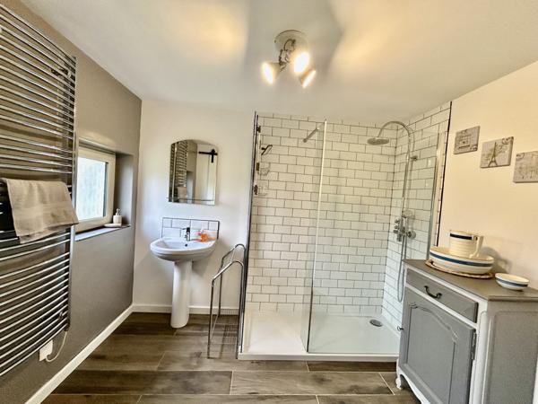 Victorian house with three bedrooms, energy-efficient, with outbuildings to renovate