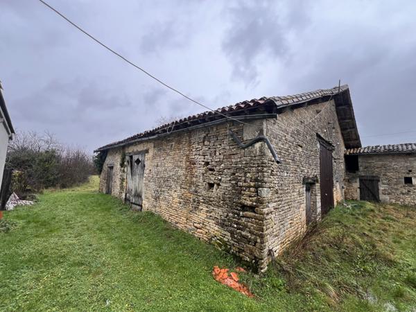 Victorian house with three bedrooms, energy-efficient, with outbuildings to renovate