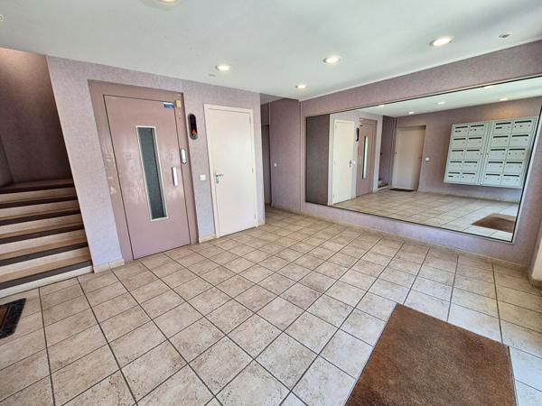 Appartement type 3 avec Ascenseur - Grand Balcon proche MER avec Garage et Cave , La baule