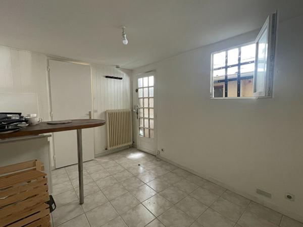 RUE SAINT LAZARE - STUDIO MEUBLE - DISPONIBLE DE SUITE