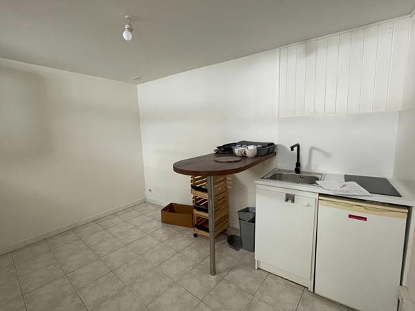 RUE SAINT LAZARE - STUDIO MEUBLE - DISPONIBLE DE SUITE