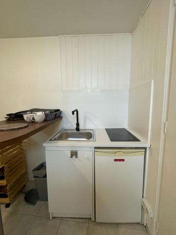 RUE SAINT LAZARE - STUDIO MEUBLE - DISPONIBLE DE SUITE