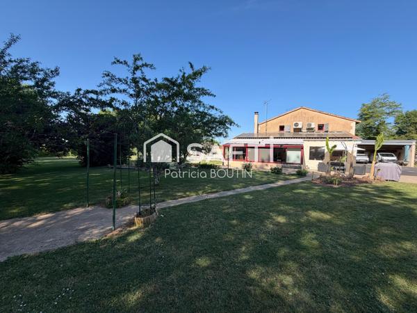 MAISON EN PIERRE 5 CHAMBRES + STUDIO ATTENANT ET PISCINE AVEC JARDIN A LEZAY