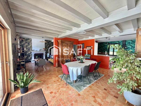 MAISON EN PIERRE 5 CHAMBRES + STUDIO ATTENANT ET PISCINE AVEC JARDIN A LEZAY