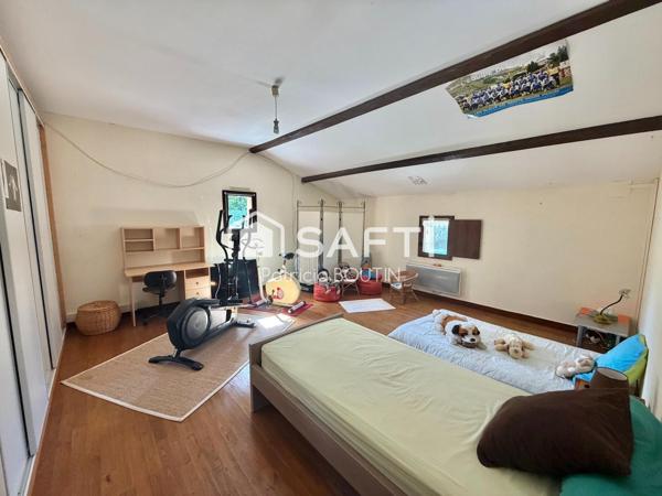 MAISON EN PIERRE 5 CHAMBRES + STUDIO ATTENANT ET PISCINE AVEC JARDIN A LEZAY