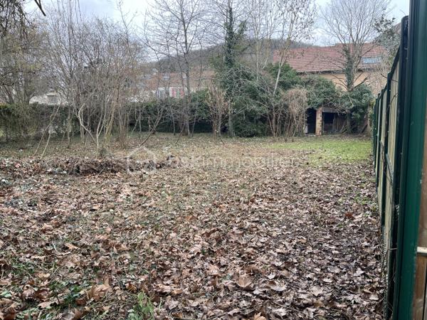 Dans un fond d'impasse, terrain de 621 m² constructible, Zone UA, surface plancher autorisée 200m². Terrain plat. Etude de sol réalisée. Libre constructeur.
Le terrain est situé dans un périmètre soumis à l'accord des Bâtiments de France. Clos de murs. La parcelle en jaune sur le plan joint.